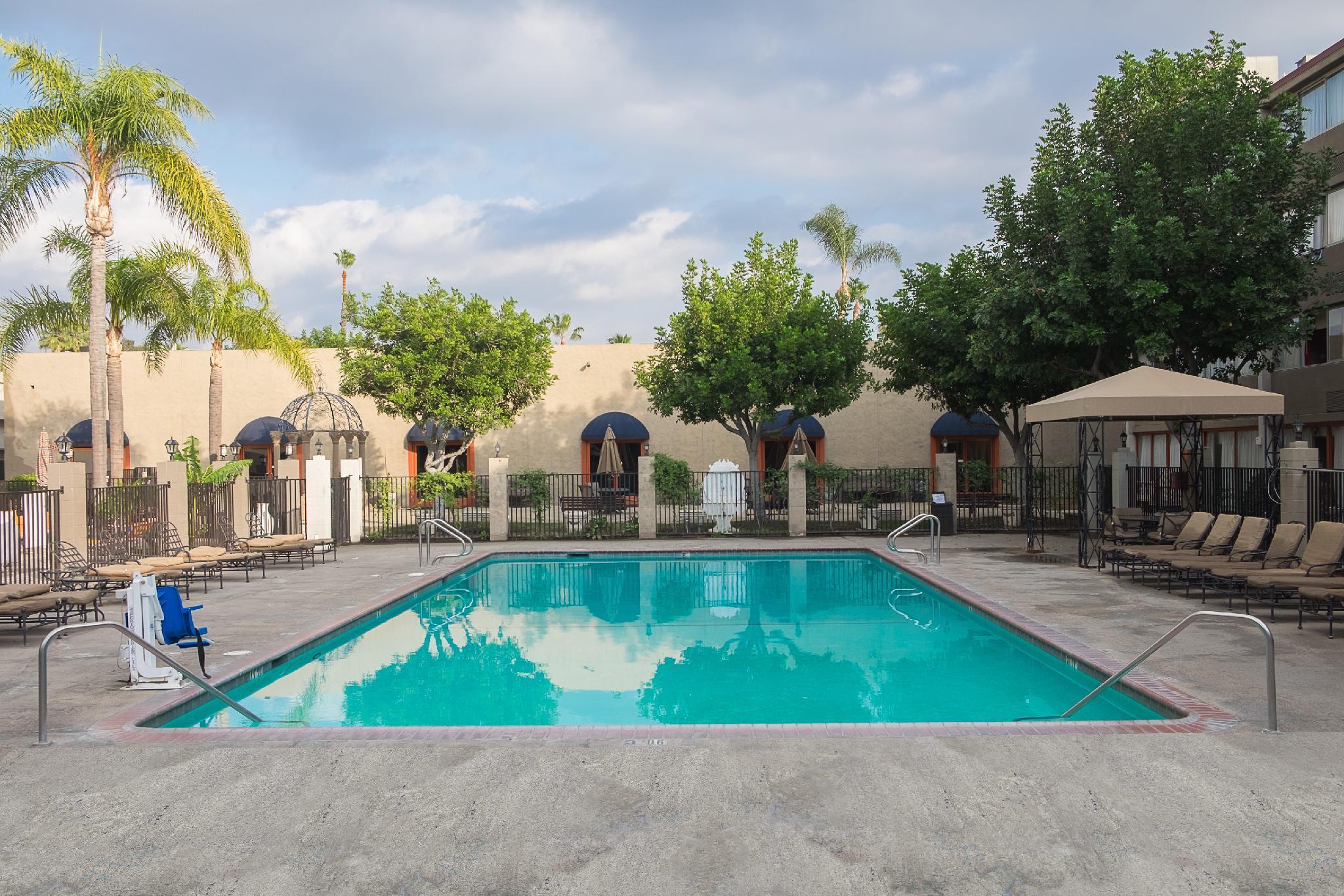 Howard Johnson By Wyndham Fullerton/Anaheim Conference Cntr Bagian luar foto