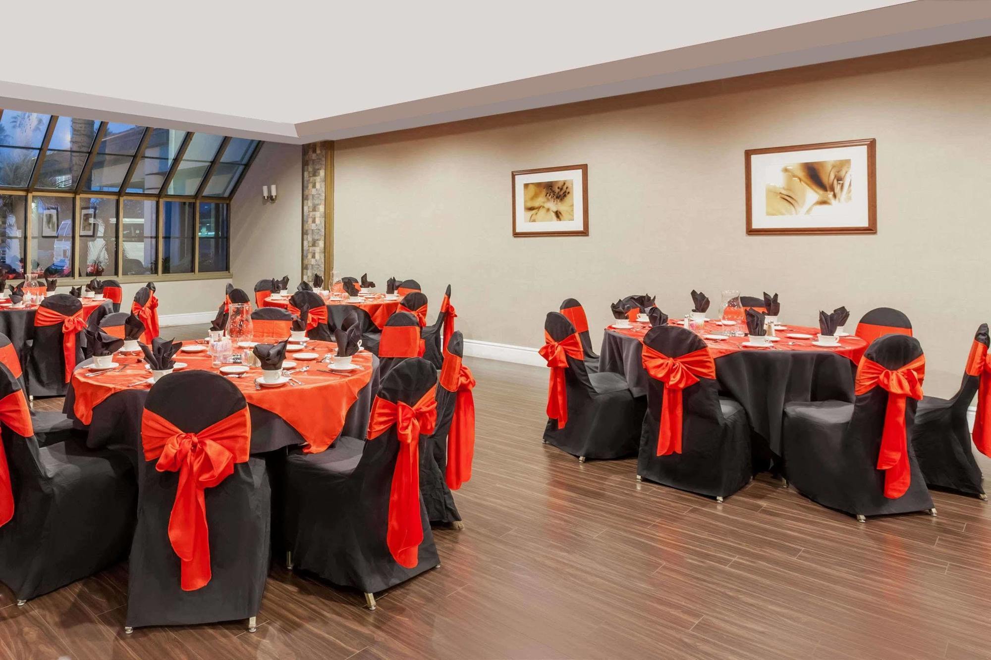 Howard Johnson By Wyndham Fullerton/Anaheim Conference Cntr Bagian luar foto